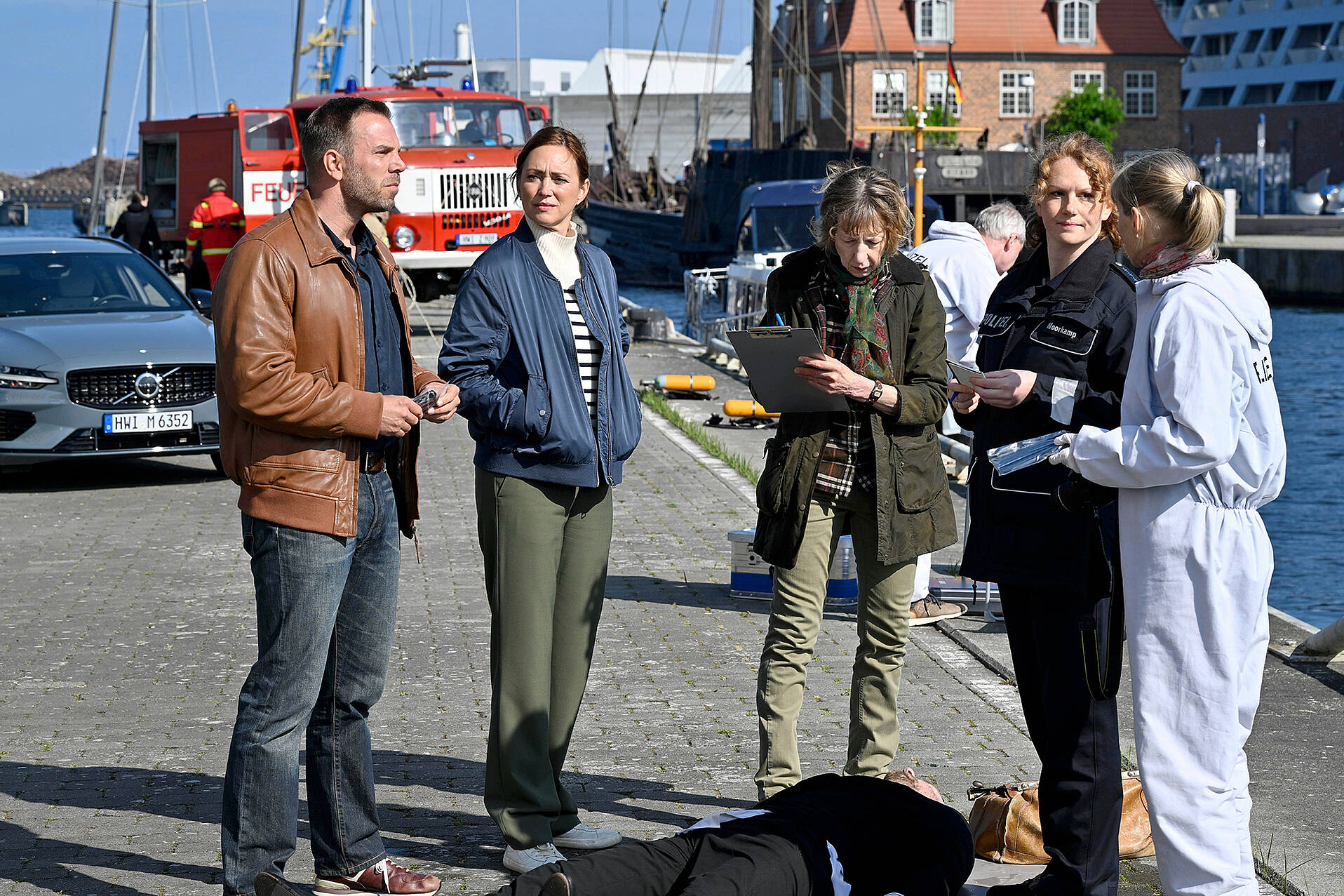 Die SOKO Wismar nimmt die Ermittlungen auf (Dominic Boeer, l., Nike Fuhrmann, 2.v.l., Katharina Blaschke, 3.v.l., Stella Hinrichs, 2.v.r., Silke Matthias, r.) (© ZDF/Meyerbroeker)