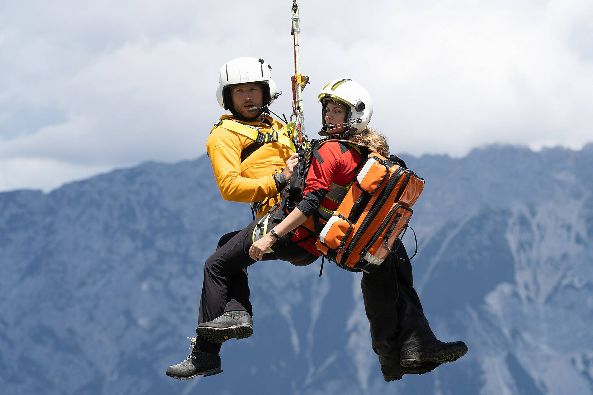 Einsatz für die Bergretter Katharina (Luise Bähr) und Markus (Sebastian Ströbel) (© ZDF/Stephanie Kulbach)